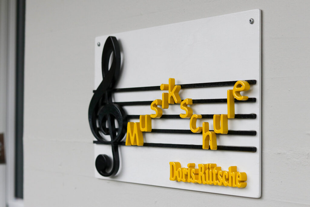 Schild mit Notenschlüssel