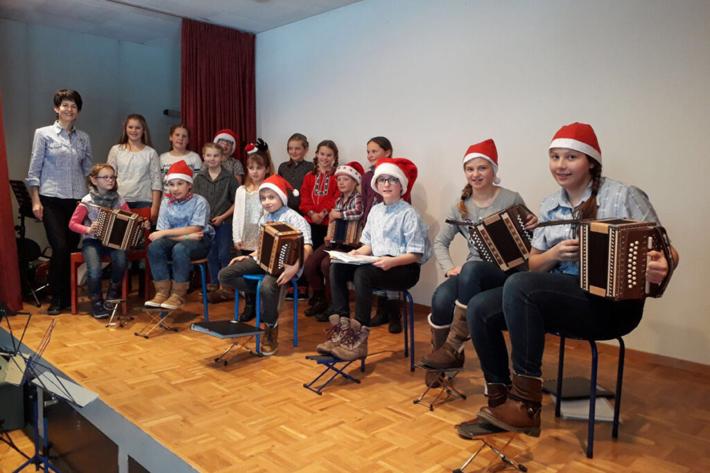 Musikschüler auf Bühne