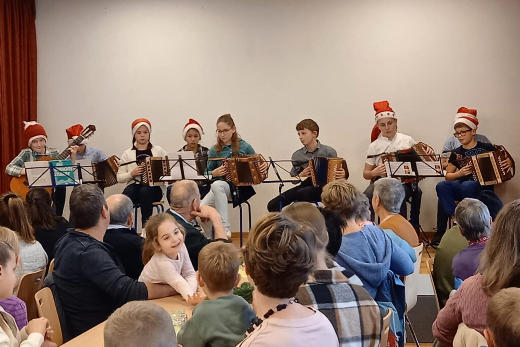 Musikschüler mit Schwyzerörgeli auf der Bühne