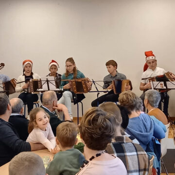 Musikschüler mit Schwyzerörgeli auf der Bühne